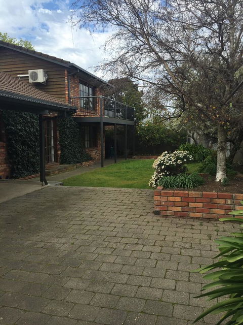 Bricks And Roses - Accommodation Search 3