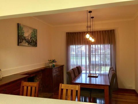 Bricks And Roses - Accommodation Search 7