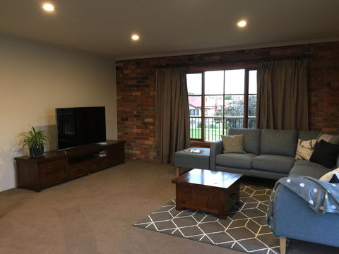 Bricks And Roses - Accommodation Search 11