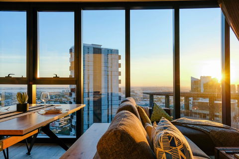 Deluxe Sea Views Apartment - Accommodation Search 0