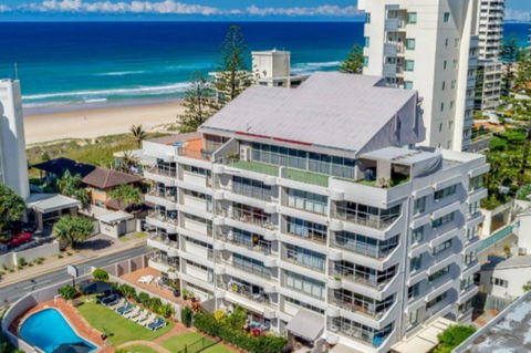 Surfers Chalet - Accommodation Search 9