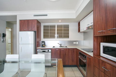 Towers Of Chevron - Private Apartment - Accommodation Search 3