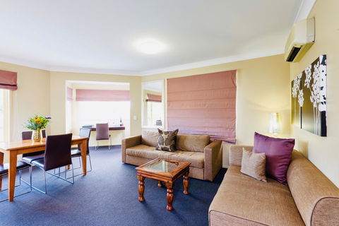 Ambassador On Ruthven - Accommodation Search 28