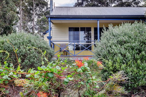 Waverley House Cottages - Accommodation Search 0