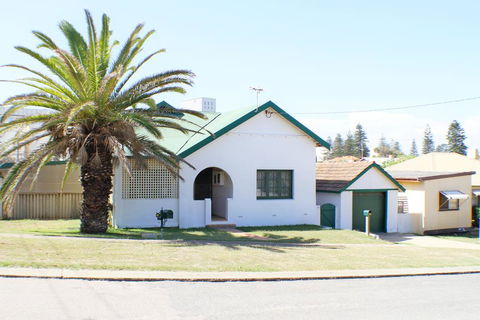 West End Retreat - Accommodation Search 2