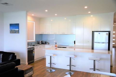 Western Breeze - Accommodation Search 0