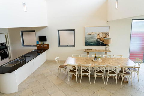 Whale View - Grand Luxurious Beachfront Home - Accommodation Search 2