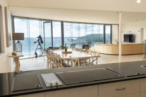 Whale View - Grand Luxurious Beachfront Home - Accommodation Search 1