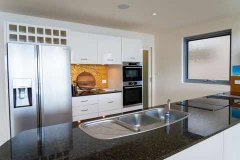 Whale View - Grand Luxurious Beachfront Home - Accommodation Search 3