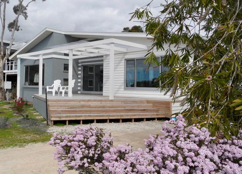 WHITE SHELLS HOLIDAY RENTAL - Accommodation Search 0