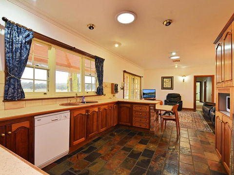 Wine Country Homestead 4-6br House - Accommodation Search 2