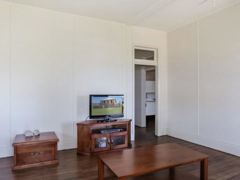 Yamba Pilot Cottage 1 - Pets Welcome - Close To Beach - Accommodation Search 1