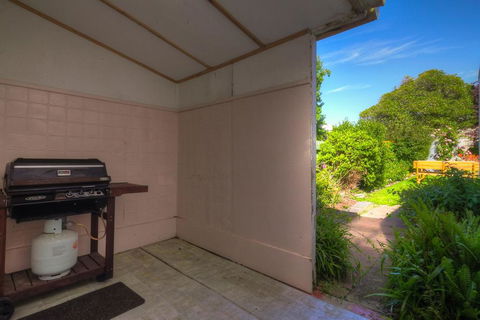Young's Cottage - Circa: 1861 - Accommodation Search 1