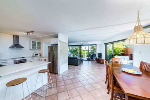 16KAT Holiday Noosa Style, Great Location, Pet Friendly - Accommodation Search 0