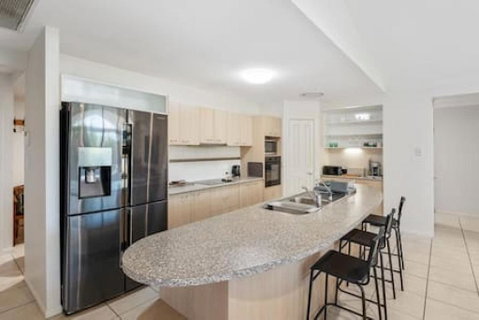 4 Bedroom Spacious Cozy Family Retreat Parkinson - Accommodation Search 0