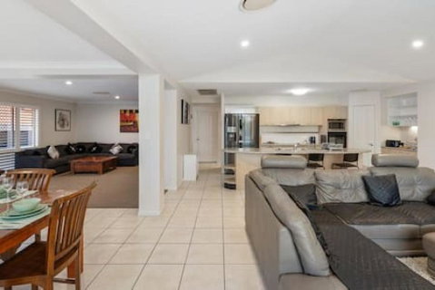 4 Bedroom Spacious Cozy Family Retreat Parkinson - Accommodation Search 1