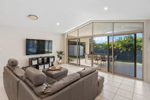 4 Bedroom Spacious Cozy Family Retreat Parkinson - Accommodation Search 2