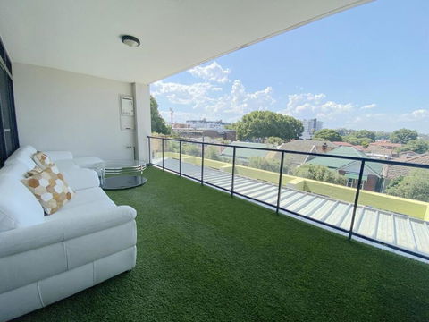 A Cozy 2B2B Apartment Near Airport & Train Station - Accommodation Search 0