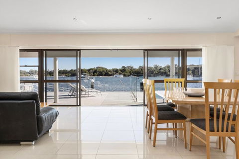 Affordable Riverfront, Pool, Private Pontoon - Accommodation Search 4