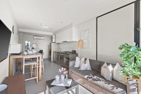 A 2BR Apt On Collins With City Views FREE Parking - Accommodation Search 1