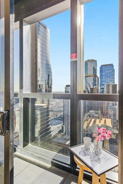 A 2BR Apt On Collins With City Views FREE Parking - Accommodation Search 4