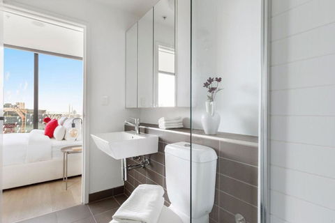 A 2BR Apt With Harbour Views And FREE Parking - Accommodation Search 2
