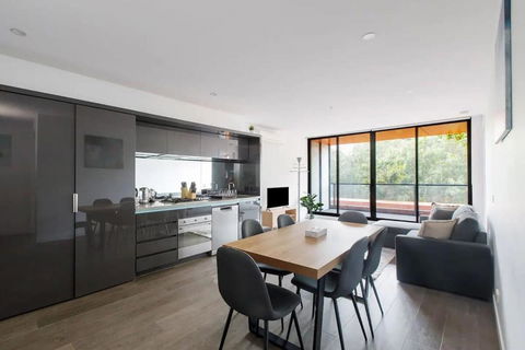 A 3BR Apt Next To Melbourne Zoo FREE Parking - Accommodation Search 0