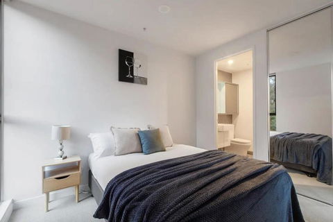A 3BR Apt Next To Melbourne Zoo FREE Parking - Accommodation Search 1