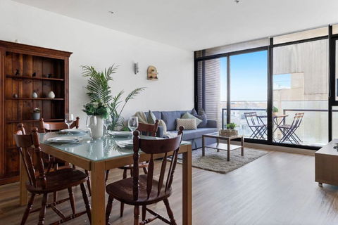 A Chic 2BR Apt Near Melbourne Uni FREE Parking - Accommodation Search 0