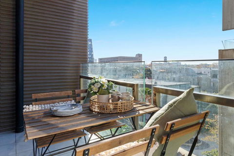 A Chic 2BR Apt Near Melbourne Uni FREE Parking - Accommodation Search 4