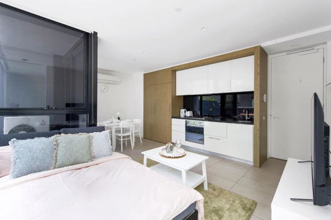 A Chic Apt With A Large Balcony Next To Grand Prix - Accommodation Search 1
