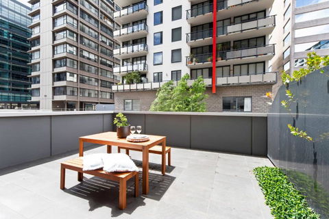 A Chic Apt With A Large Balcony Next To Grand Prix - Accommodation Search 2
