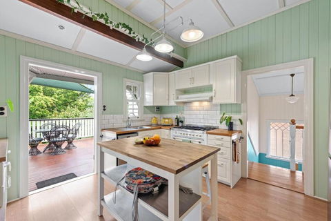 A Colourful Life 4Bed-2Bath-1Car - Queenslander - Accommodation Search 0