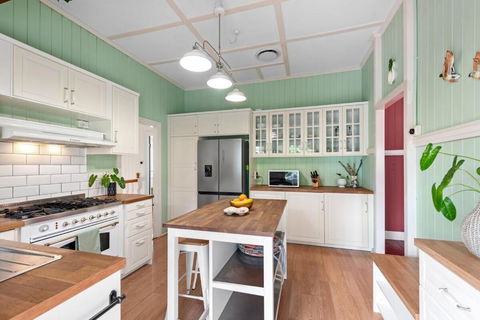 A Colourful Life 4Bed-2Bath-1Car - Queenslander - Accommodation Search 2