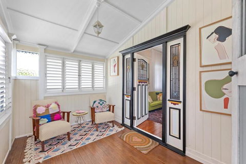 A Colourful Life 4Bed-2Bath-1Car - Queenslander - Accommodation Search 3