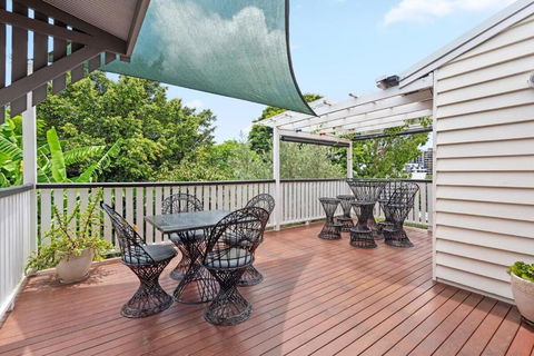 A Colourful Life 4Bed-2Bath-1Car - Queenslander - Accommodation Search 1