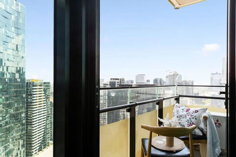 A Cozy 2BR Apt Near Crown With City Skyline Views - Accommodation Search 1