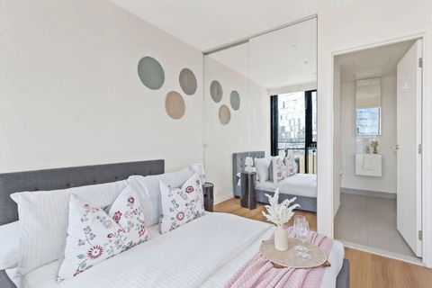 A Cozy 2BR Apt Near Crown With City Skyline Views - Accommodation Search 2