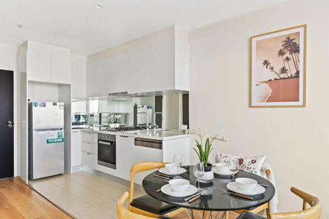 A Cozy 2BR Apt Near Crown With City Skyline Views - Accommodation Search 4