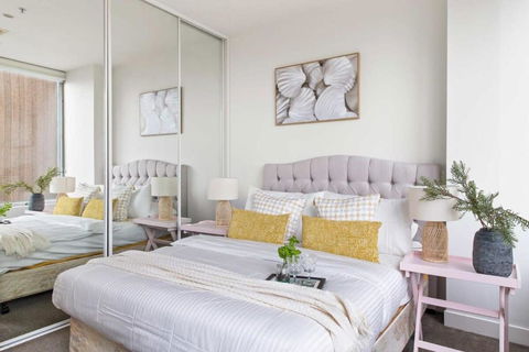 A Cozy 2BR Apt On Collins Near Flinders Station - Accommodation Search 0