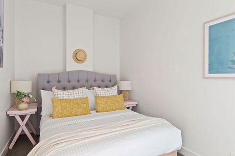 A Cozy 2BR Apt On Collins Near Flinders Station - Accommodation Search 3