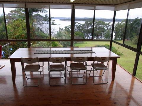 A LAKEHOUSE ESCAPE - A Waterfront Reserve On Shores Of Lake Macquarie - Accommodation Search 3