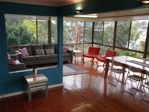 A LAKEHOUSE ESCAPE - A Waterfront Reserve On Shores Of Lake Macquarie - Accommodation Search 2