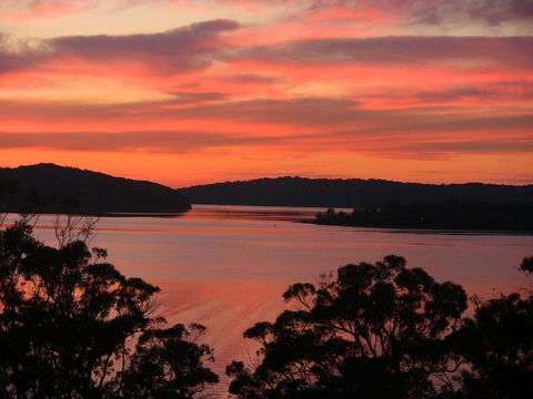 A LAKEHOUSE ESCAPE - A Waterfront Reserve On Shores Of Lake Macquarie - Accommodation Search 0