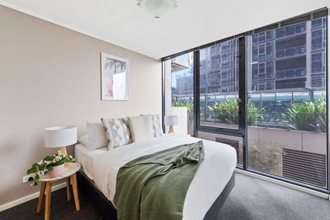 A Large 2BR Apt Near Crown Sleeps 8 FREE Parking - Accommodation Search 1