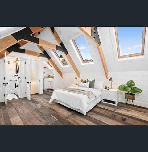 A Majestic Victorian Private Rear Access Quarters - Accommodation Search 0
