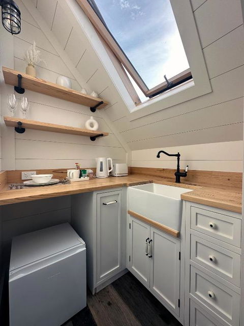 A Majestic Victorian Private Rear Access Quarters - Accommodation Search 3