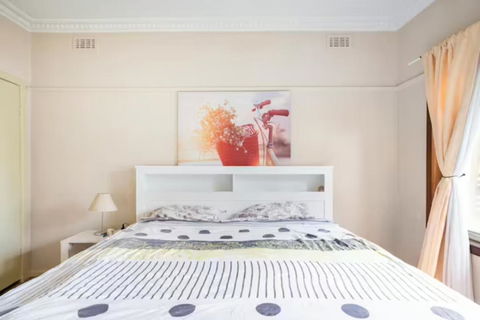 A Nice And Spacious Room In Sunshine - Accommodation Search 0