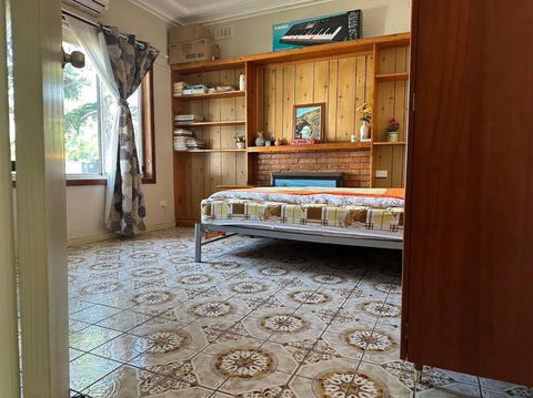 A Nice And Spacious Room In Sunshine - Accommodation Search 2