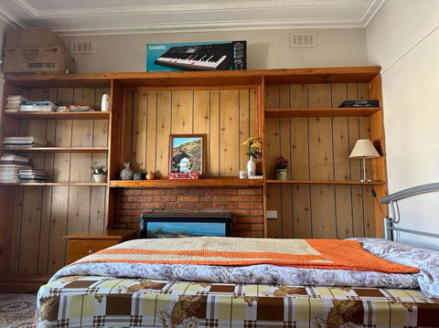 A Nice And Spacious Room In Sunshine - Accommodation Search 3